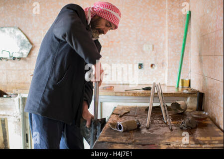 Rocket segreto della fabbricazione - 19/01/2013 - Siria / Al-Bab / Al-Bab - un uomo di Abo Baker brigata del libero esercito siriano riempire con propellente il tubo di un razzo in un luogo segreto vicino al Kwiriss aeroporto militare, difeso dal governo siriano forze, in Al-Bab, a nord-est di Aleppo. - Edouard Elias / le Pictorium Foto Stock