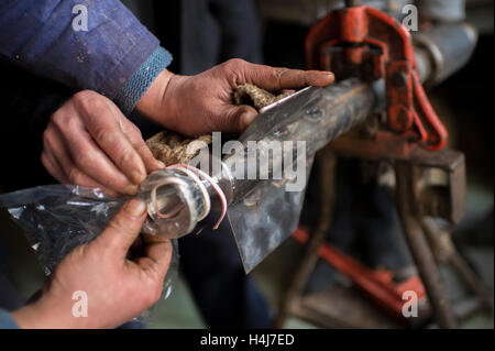 Rocket segreto della fabbricazione - 19/01/2013 - Siria / Al-Bab / Al-Bab - Uomini di Abo Baker brigata del libero esercito siriano lavorare su un razzo che hanno appena fabbricati in un luogo segreto vicino al Kwiriss aeroporto militare, difeso dal governo siriano forze, in Al-Bab, a nord-est di Aleppo. - Edouard Elias / le Pictorium Foto Stock