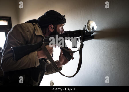Aeroporto Kwiriss rocket attack - 14/02/2013 - Siria - 14-02-13 Kwiriss ( Siria ) nei pressi dell'aeroporto Kwiriss. L'Abu Baker Brigata ( FSA fighters ) è circostante l'aeroporto di kwiriss nei pressi di Al-bab città. Tutti i giorni il pranzo fatto a mano razzi su l'aeroporto. Combatte contro i cecchini sono anche molto frequentate. La situazione è molto difficile a causa delle incursioni aeree del governo. FSA combattenti del Abu Baker brigata cercando cecchini nei pressi dell'aeroporto. - Edouard Elias / le Pictorium Foto Stock
