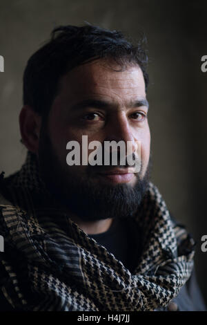 Ritratto di lottatore di Abo Baker Brigade - 16/01/2013 - Siria / Aleppo / Kwiriss Airport - Yasser, coordinatore dell'katiba (unità di combattimento) da Al Bab. Egli ha combattuto di Aleppo ed è stato ferito più volte.Yasser è un membro di Abo Baker brigata ( Libero esercito siriano) che combatte contro la Siria le truppe governative difendendo la Kwiriss aeroporto militare, in Al-Bab nei pressi di Aleppo. - Edouard Elias / le Pictorium Foto Stock