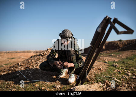 La rucola preparazione - 16/01/2013 - Siria / Aleppo / Kwiriss Airport - un combattente di Abo Baker brigata ( Libero esercito siriano) prepara un razzo per essere sparato sulla Siria le truppe governative difendendo la Kwiriss aeroporto militare, in Al-Bab nei pressi di Aleppo. - Edouard Elias / le Pictorium Foto Stock