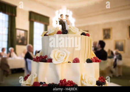 Torta di Nozze con maschio e femmina giovane figurine Foto Stock