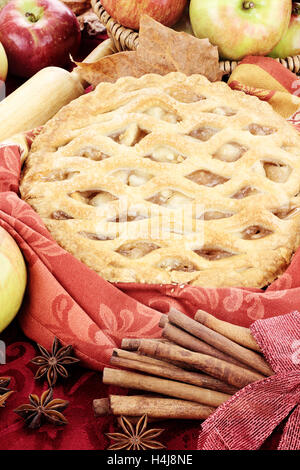 Freschi e deliziosi cotta la torta di mele con ingredienti. Perfetto per le vacanze. Foto Stock