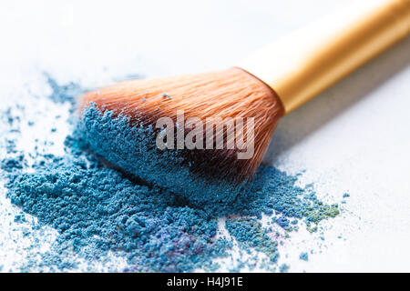 La spazzola si trova sparse sulle ombre blu a sfondo bianco Foto Stock