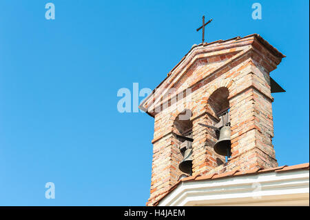 Piccolo campanile a vela con una campana di una chiesa di campagna nel XIV secolo Foto Stock