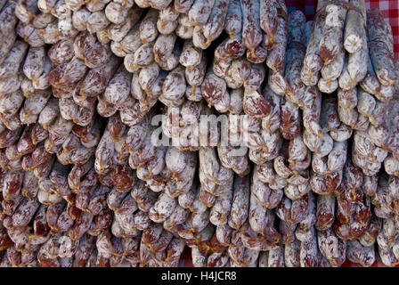 Saucissons sul display in Beaune mercato francese in Francia Foto Stock