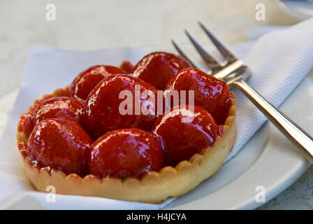 Tarte Au fraises, tipico francese crostata di fragole su outdoor cafe tabella, Beaune, Borgogna, Francia Foto Stock