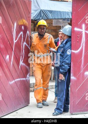 Bogotà, Colombia - 30 Aprile 2016: lavoratori edili in piedi presso la porta dell'edificio ristrutturato Foto Stock