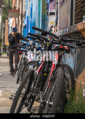 Bogotà, Colombia - 30 Aprile 2016: Biciclette appoggiata contro il muro di una delle case a Bogotà Foto Stock