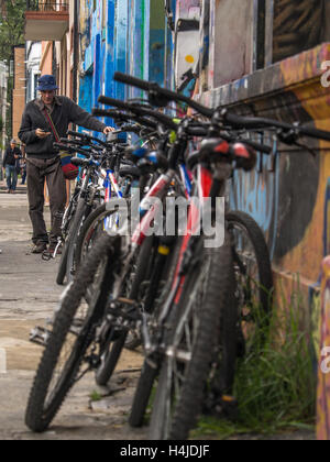 Bogotà, Colombia - 30 Aprile 2016: Biciclette appoggiata contro il muro di una delle case a Bogotà Foto Stock