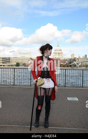 Zombie. Membro del pubblico che partecipa alla Giornata Mondiale dello Zombie a Londra, Regno Unito. Costume Foto Stock