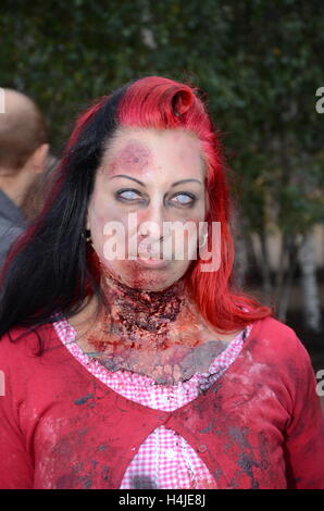 Zombie. Membro del pubblico che partecipa alla Giornata Mondiale dello Zombie a Londra, Regno Unito. Costume Foto Stock