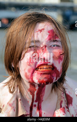 Zombie. Membro del pubblico che partecipa alla Giornata Mondiale dello Zombie a Londra, Regno Unito. Costume Foto Stock