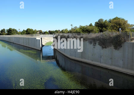 Proiettore Greenville-Banning canale di controllo in Costa Mesa, California. Il canale fornisce sistemi di convogliamento delle acque piovane Foto Stock