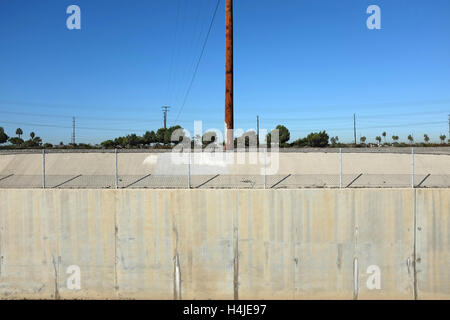 Diga in calcestruzzo della Santa Ana River in Orange County, California. Foto Stock