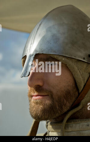 Ritratto di guerriero in una rievocazione storica del 1066 Battaglia di Hastings sul 950th anniversario dello storico evento. Battle, East Sussex.England.UK Foto Stock