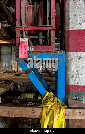 Nastro giallo su blu acciaio Foto Stock