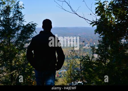 La vista di un uomo sulla cima di Mt. Tom nel Mt. Tom membro Prenotazione/Parco della gamma Holyoke Holyoke in Massachusetts. Foto Stock