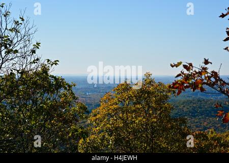 Una vista della skyline di Springfield tra la caduta delle foglie visto da Mt. Tom in Holyoke, Massachusetts. Foto Stock