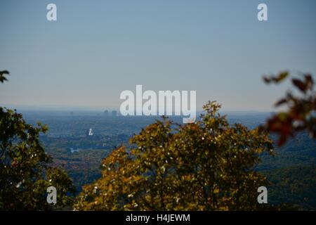 Una vista della skyline di Springfield tra la caduta delle foglie visto da Mt. Tom in Holyoke, Massachusetts. Foto Stock