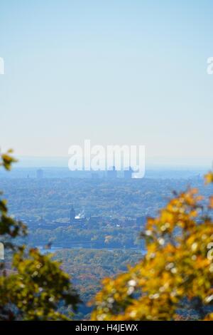 Una vista della skyline di Springfield tra la caduta delle foglie visto da Mt. Tom in Holyoke, Massachusetts. Foto Stock