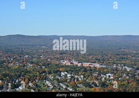 Una vista di Easthampton Massachusetts come visto da Mt. Tom in Holyoke Massachusetts. Foto Stock