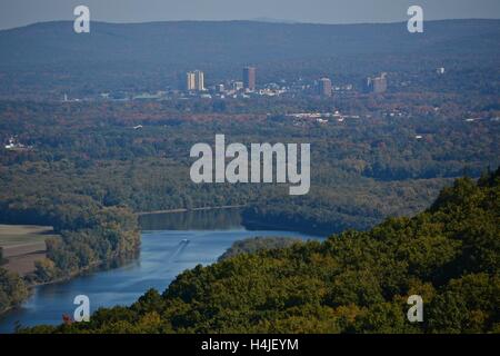 Una vista di UMass Amherst e il fiume Connecticut visto dal picco di capra su Mt. Tom in Holyoke Massachusetts. Foto Stock