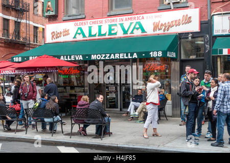 I turisti si sono riuniti al di fuori di Alleva deli italiano su Grand Street con un po' di Italia nella città di New York Foto Stock