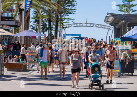 I turisti in Cavill Avenue in Gold Coast, Australia Foto Stock