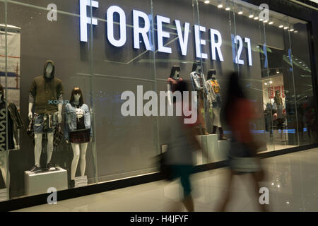 Finestra anteriore display della moda Americana rivenditore "Forever 21' situato in SM mare,Cebu City, Filippine Foto Stock