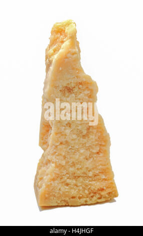 Fetta di italiani formaggio parmigiano isolati su sfondo bianco Foto Stock