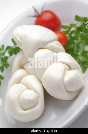 Treccia di mozzarella di bufala closeup con pomodori Foto Stock