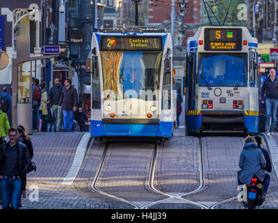 I tram ad Amsterdam Paesi Bassi Foto Stock