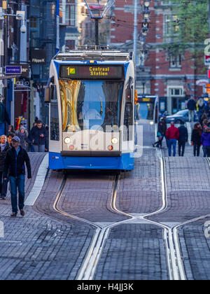 I tram ad Amsterdam Paesi Bassi Foto Stock