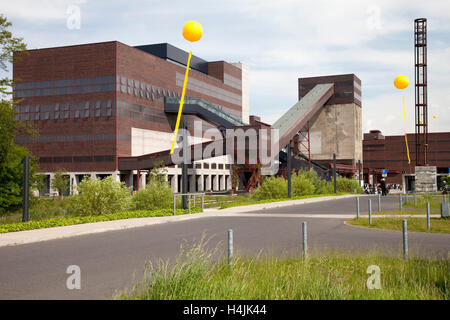 Palloncini gialli, Schachtzeichen, albero di miniera di segni, Ruhr 2010, Arte di installazione, centro visitatori, Zeche Zollverein Foto Stock