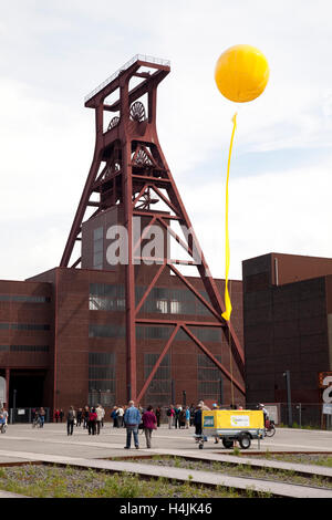 Palloncino giallo, Schachtzeichen, albero di miniera di segni, Ruhr 2010, Arte di installazione, il telaio della testa del pozzo XII, Zeche Zollverein Foto Stock