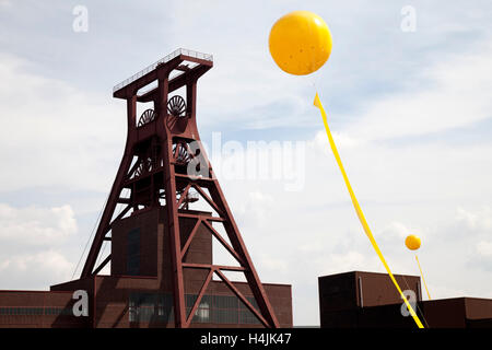 Palloncino giallo, Schachtzeichen, albero di miniera di segni, Ruhr 2010, Arte di installazione, il telaio della testa del pozzo XII, Zeche Zollverein Foto Stock