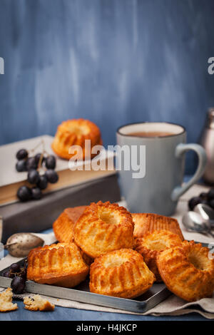 Freschi Fatti in casa deliziosi mini bundt dolci (Muffin) e la tazza di caffè sullo sfondo Foto Stock