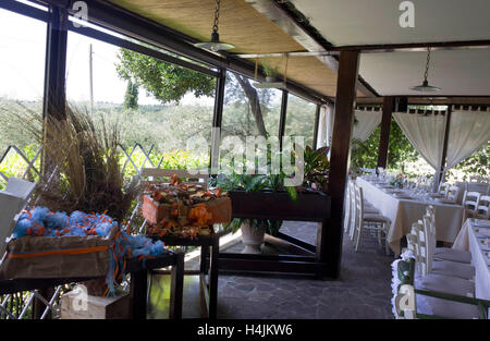 Firenze, Italia - 21 Maggio 2016: Ristorante impostato per un matrimonio in Toscana, circondata da colline Foto Stock