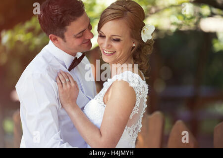 Bella Sposa e lo sposo kissing all'aperto dopo la cerimonia Foto Stock