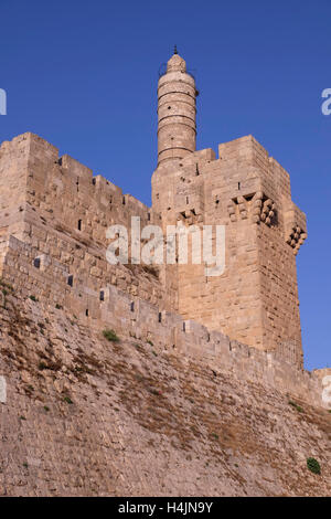 La Torre fortificata di David, noto anche come la cittadella di Gerusalemme e ottomano mura che circondano il bordo occidentale della città vecchia di Gerusalemme Est Israele Foto Stock