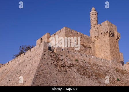 La Torre fortificata di David, noto anche come la cittadella di Gerusalemme e ottomano mura che circondano il bordo occidentale della città vecchia di Gerusalemme Est Israele Foto Stock