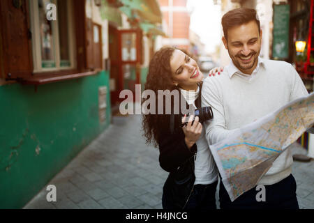 Viaggiare giovane godendo di città e visite turistiche Foto Stock