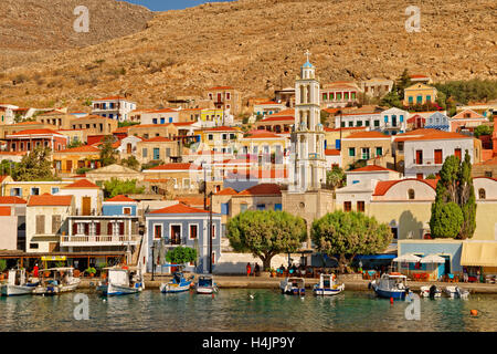 Di Chalki città sull'isola greca di Chalki situate al largo della costa nord di Rodi nel Dodecaneso Isola Gruppo, Grecia. Foto Stock