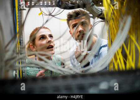 I tecnici cavo di fissaggio Foto Stock