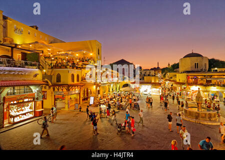 Twilight a Ippocrate (Ipokratous) Square, a Rodi città vecchia isola di Rodi, Dodecanneso isole, Grecia. Foto Stock