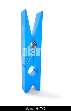 In legno di colore blu clothespin su uno sfondo bianco. Foto Stock