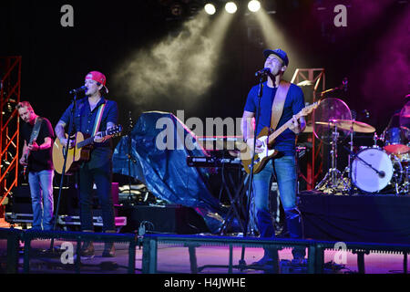 Pompano Beach FL, Stati Uniti d'America. 15 ottobre, 2016. Amore e furto esegue a Pompano Beach anfiteatro sul Ottobre 15, 2016 in Pompano Beach, Florida. © Mpi04/media/punzone Alamy Live News Foto Stock