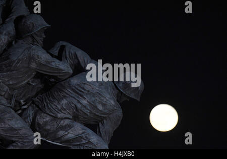 Washington, DC, Stati Uniti d'America. Xvi oct, 2016. Un super luna sorge accanto al Corpo della Marina degli Stati Uniti il Monumento di Washington, DC, Stati Uniti, 16 ottobre 2016. Credito: Yin Bogu/Xinhua/Alamy Live News Foto Stock