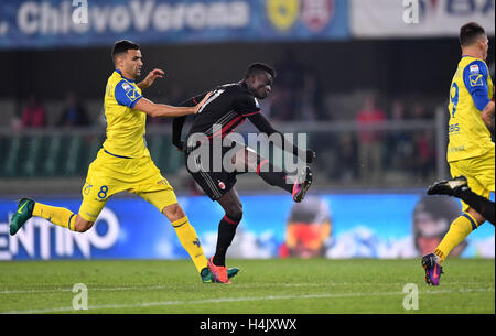 Verona, Italia. Xvi oct, 2016. AC Milan M'Baye Niang (C) compete durante il campionato italiano di una partita di calcio tra Chievo Verona e AC Milan, a Verona allo stadio Bentegodi, Italia, 16 ottobre 2016. Il Milan ha vinto 3-1. Credito: Alberto Lingria/Xinhua/Alamy Live News Foto Stock